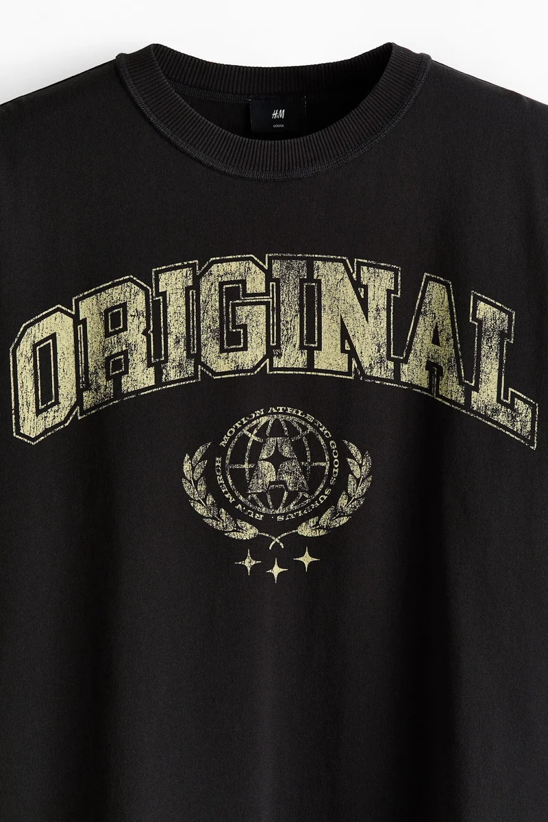 اتش اند ام تي-شيرت بقصة فضفاضة بطبعة مميزة